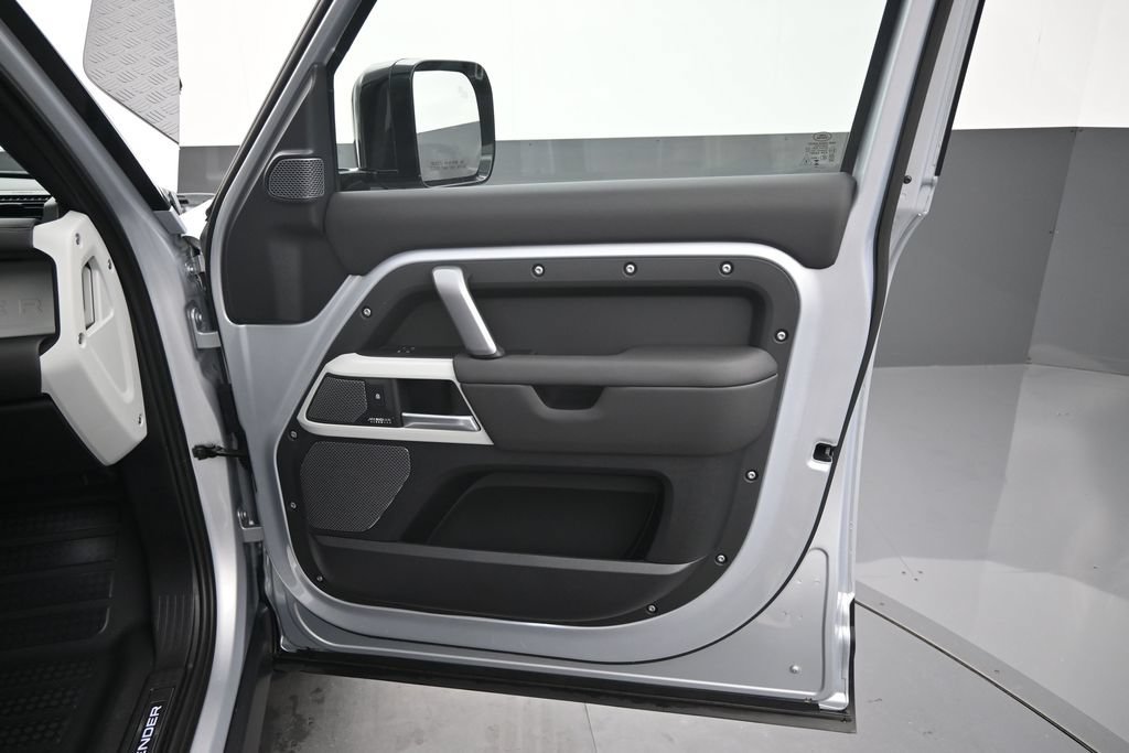 Used 2024 Land Rover Defender 110 X-Dynamic SE AWD/4WD image 4
