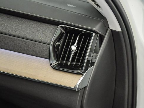 Certified 2025 Volvo XC90 T8 Plus w/ Protection Package Premier image 18