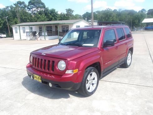 Used 2014 Jeep Patriot Latitude FWD image 2