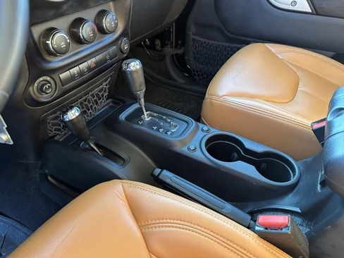 Used 2016 Jeep Wrangler Unlimited Rubicon w/ Connectivity Group image 11