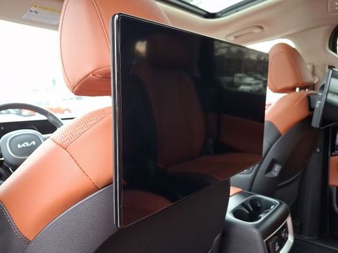 Used 2025 Kia Carnival SX Prestige image 11