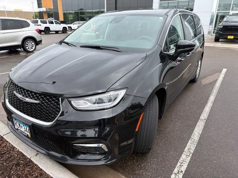 Used 2024 Chrysler Pacifica Touring-L FWD image 2