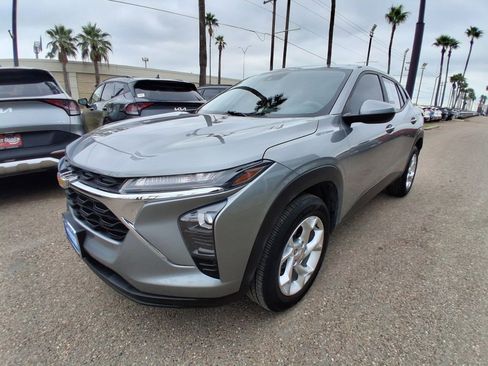 Used 2024 Chevrolet Trax LS w/ LS Convenience Package image 3