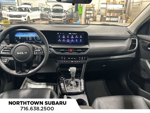 Used 2025 Kia Seltos EX w/ EX Sunroof Package image 3