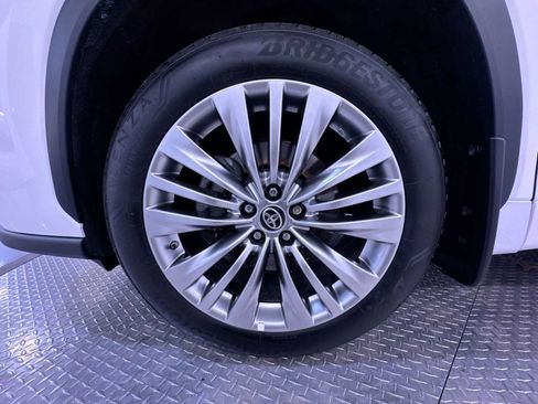 Used 2023 Toyota Highlander Platinum image 10