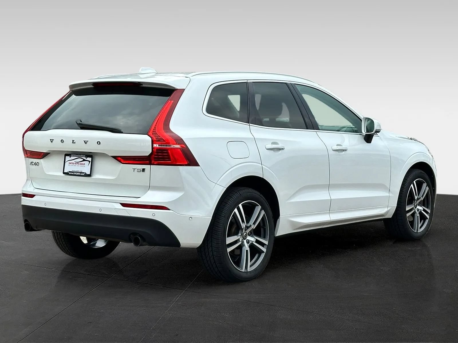 Used 2018 Volvo XC60 T5 Momentum w/ Vision Package AWD/4WD image 7