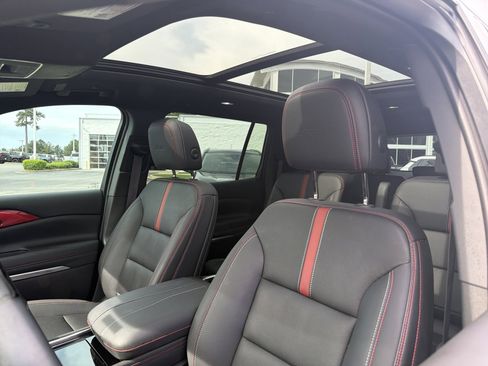 Used 2024 Chevrolet Traverse RS AWD/4WD image 28