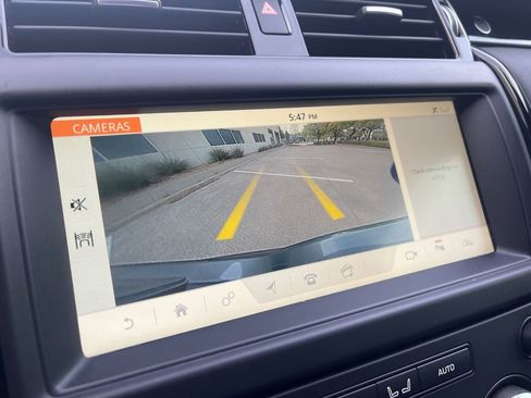 Used 2018 Land Rover Discovery SE image 27