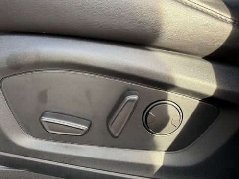 Used 2022 Ford Explorer XLT w/ Equipment Group 202A image 28