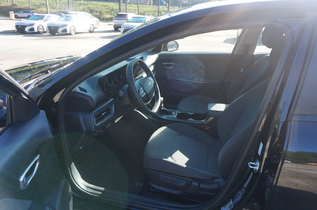 Used 2025 Kia K4 FWD image 2