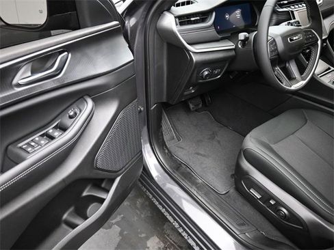 New 2025 Jeep Grand Cherokee L Laredo image 13