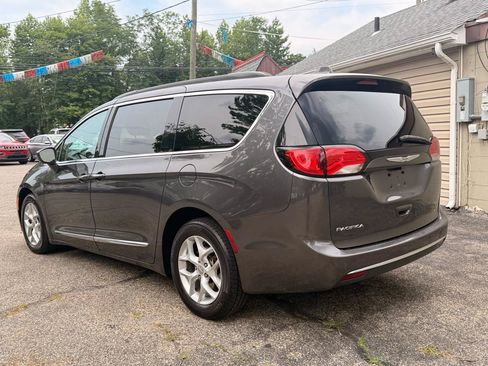 Used 2017 Chrysler Pacifica Touring-L w/ Tire & Wheel Group FWD image 4