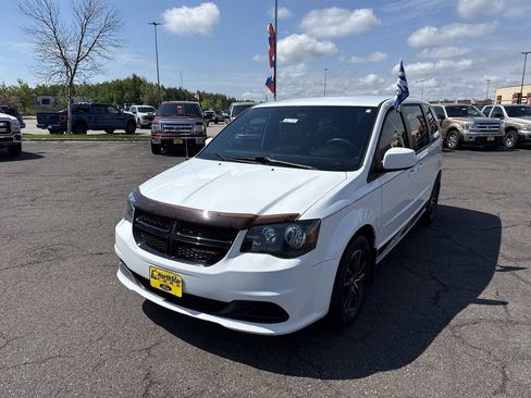 Used 2017 Dodge Grand Caravan SE FWD image 2