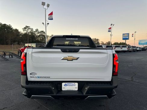 New 2025 Chevrolet Silverado EV LT image 4