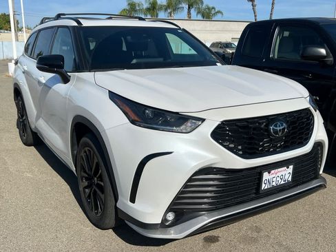 Used 2024 Toyota Highlander XSE AWD/4WD image 3