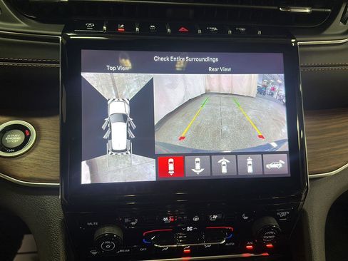 Used 2022 Jeep Grand Cherokee Summit w/ Luxury Tech Group V image 22