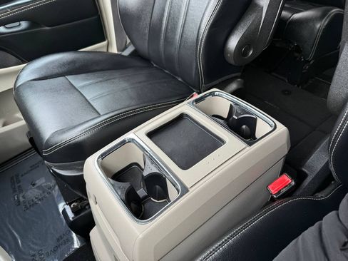 Used 2016 Chrysler Town & Country Touring image 37