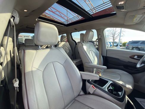 Used 2017 Chrysler Pacifica Limited image 46