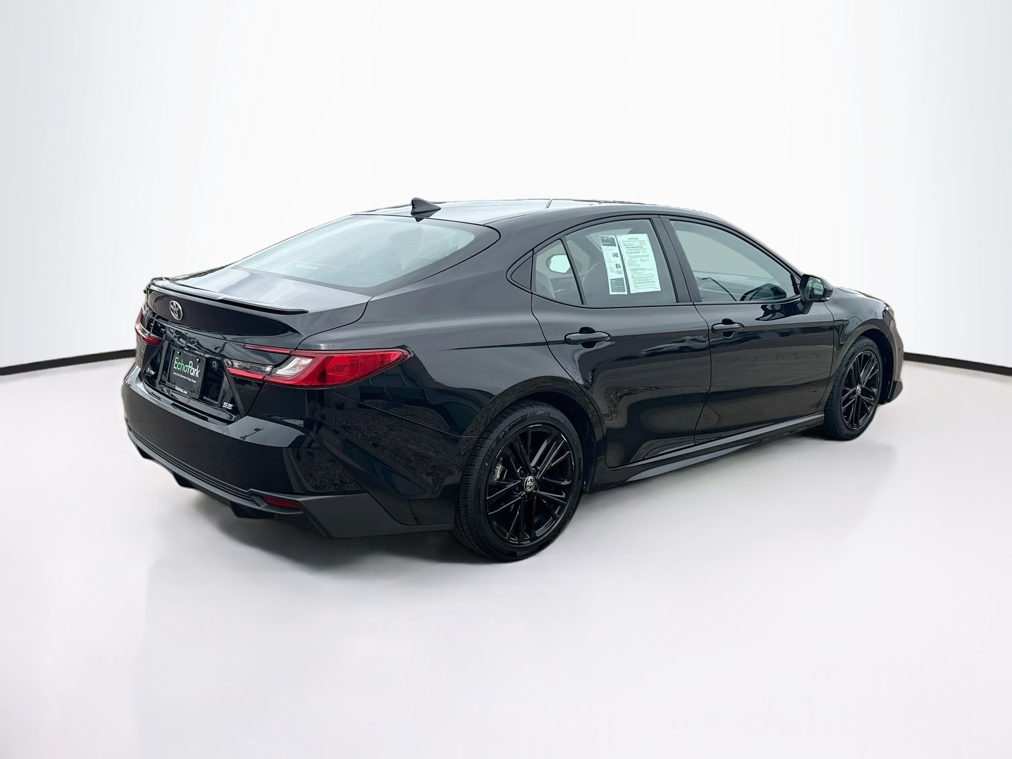 Used 2025 Toyota Camry SE FWD image 9