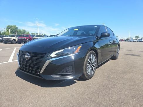 Used 2024 Nissan Altima 2.5 SV w/ SV Premium Package AWD/4WD image 2