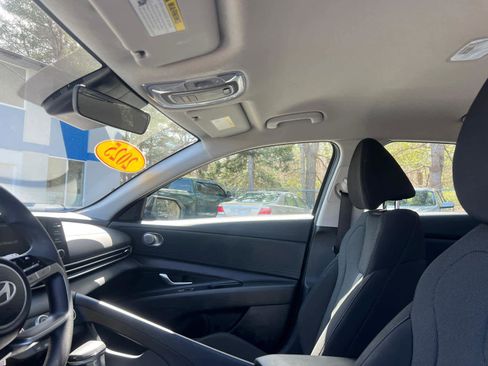 Used 2025 Hyundai Elantra SE image 12