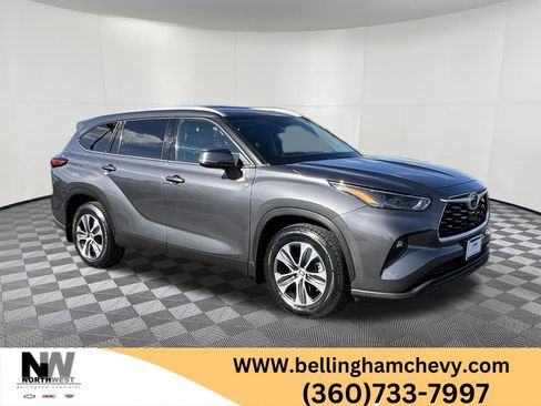 Used 2022 Toyota Highlander XLE image 1