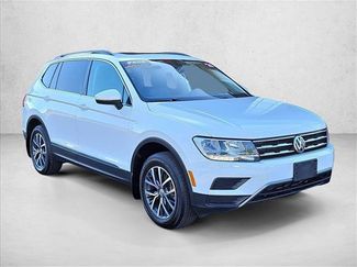 Used 2020 Volkswagen Tiguan SE w/ Panoramic Sunroof Package video 3