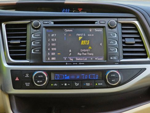 Used 2019 Toyota Highlander XLE AWD/4WD image 23