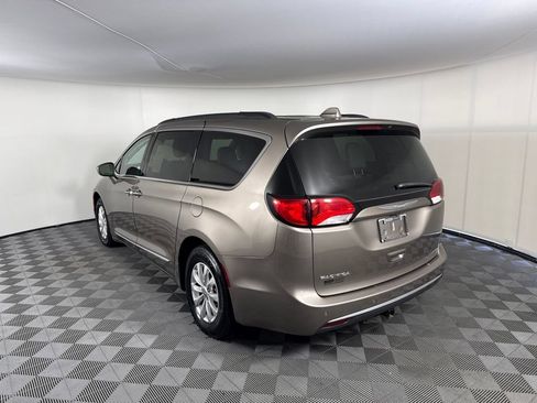 Used 2017 Chrysler Pacifica Touring-L FWD image 3