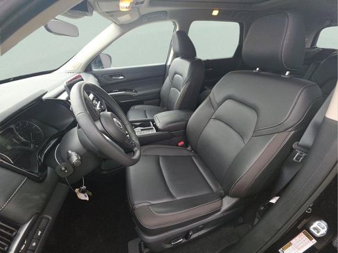 Used 2025 Nissan Pathfinder SL w/ SL Premium Package FWD image 6