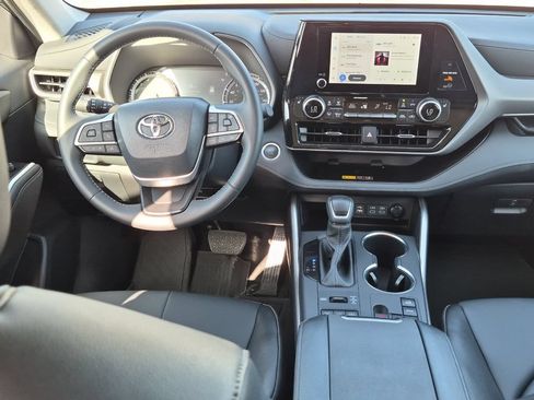 Certified 2026 Toyota Highlander XLE AWD/4WD image 14