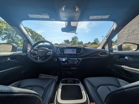 Used 2025 Chrysler Pacifica Select FWD image 24