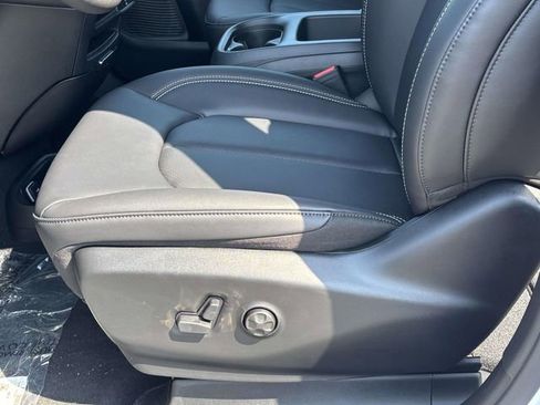 New 2026 Chrysler Pacifica Select image 15