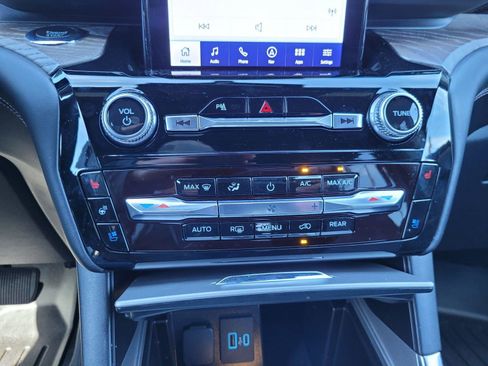 Used 2024 Ford Explorer Platinum w/ Technology Package image 28