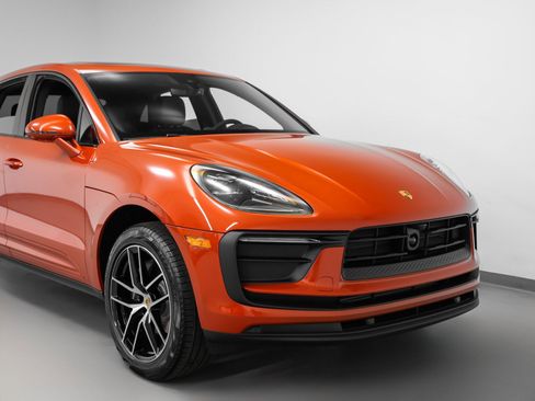 Certified 2025 Porsche Macan image 9