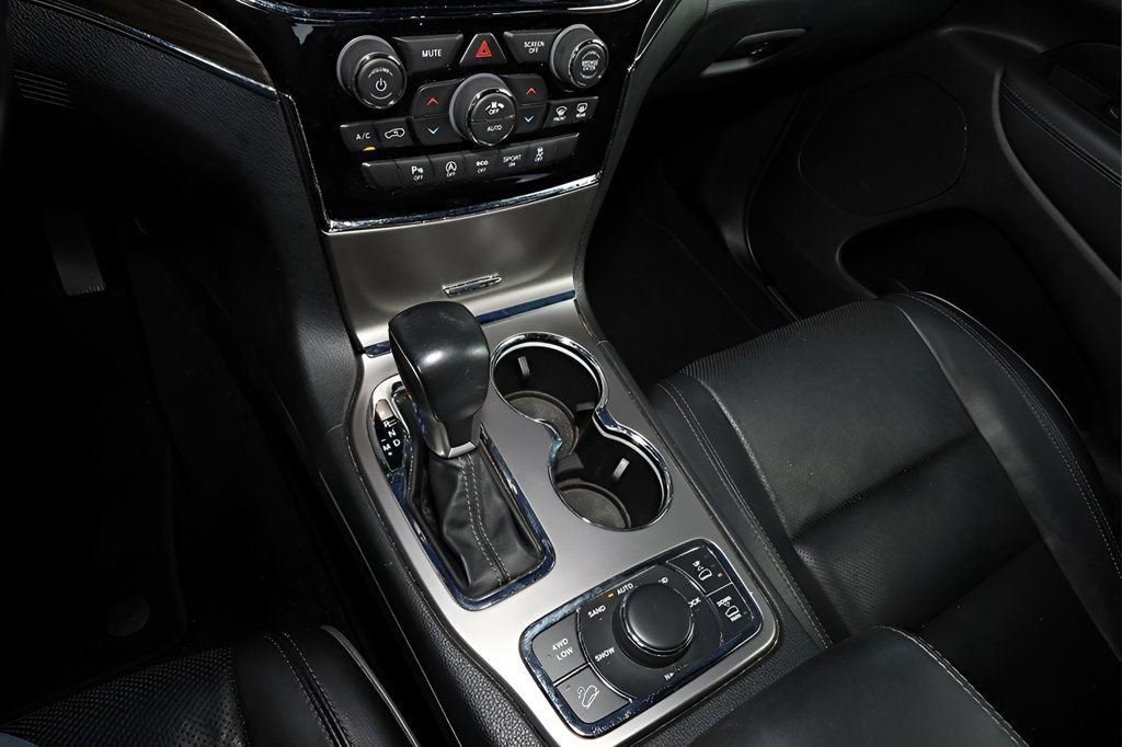 Used 2020 Jeep Grand Cherokee Overland AWD/4WD image 34