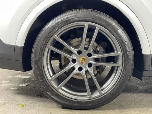 Certified 2023 Porsche Cayenne Platinum Edition image 12