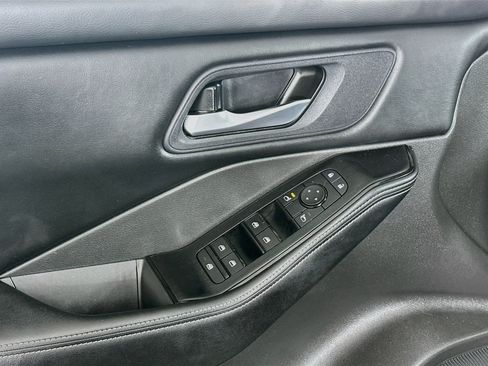Used 2025 Nissan Rogue SV AWD/4WD image 15