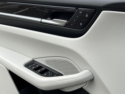 New 2026 Porsche Macan 4 Electric image 34