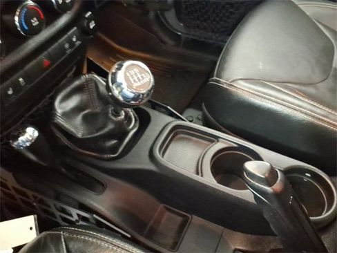 Used 2015 Jeep Wrangler Unlimited Sahara image 21