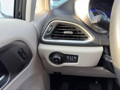 Used 2023 Chrysler Pacifica Touring-L FWD image 15