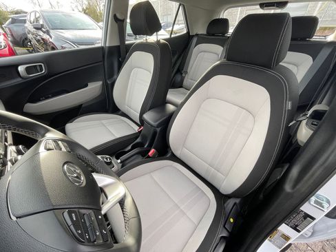 Used 2025 Hyundai Venue SEL image 36
