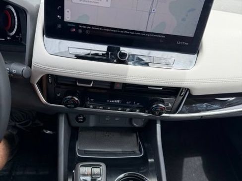Used 2025 Nissan Rogue SL AWD/4WD image 31