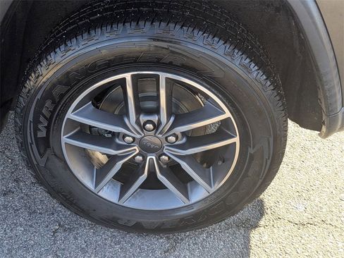 Used 2020 Jeep Grand Cherokee Laredo w/ 18" Wheel & 8.4" Radio Group image 11