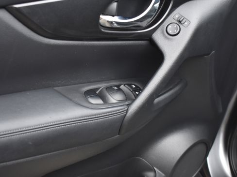 Used 2018 Nissan Rogue SV image 24