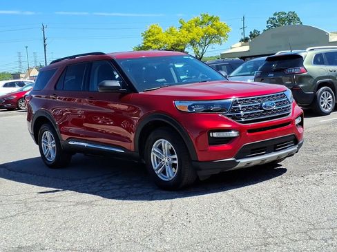 Used 2024 Ford Explorer XLT w/ Equipment Group 202A AWD/4WD image 7