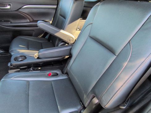 Used 2019 Toyota Highlander Limited image 32