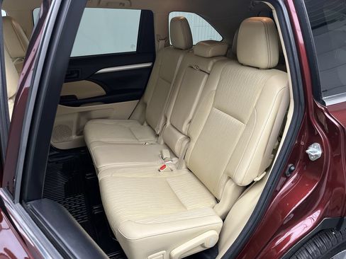 Used 2016 Toyota Highlander Plus AWD/4WD image 10