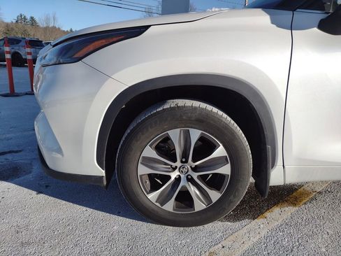 Used 2023 Toyota Highlander XLE image 2