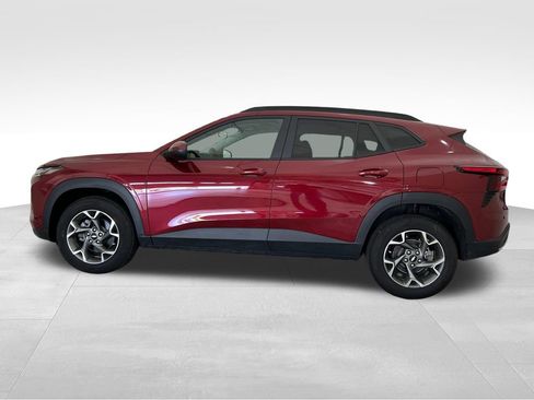 Used 2025 Chevrolet Trax LT FWD image 2